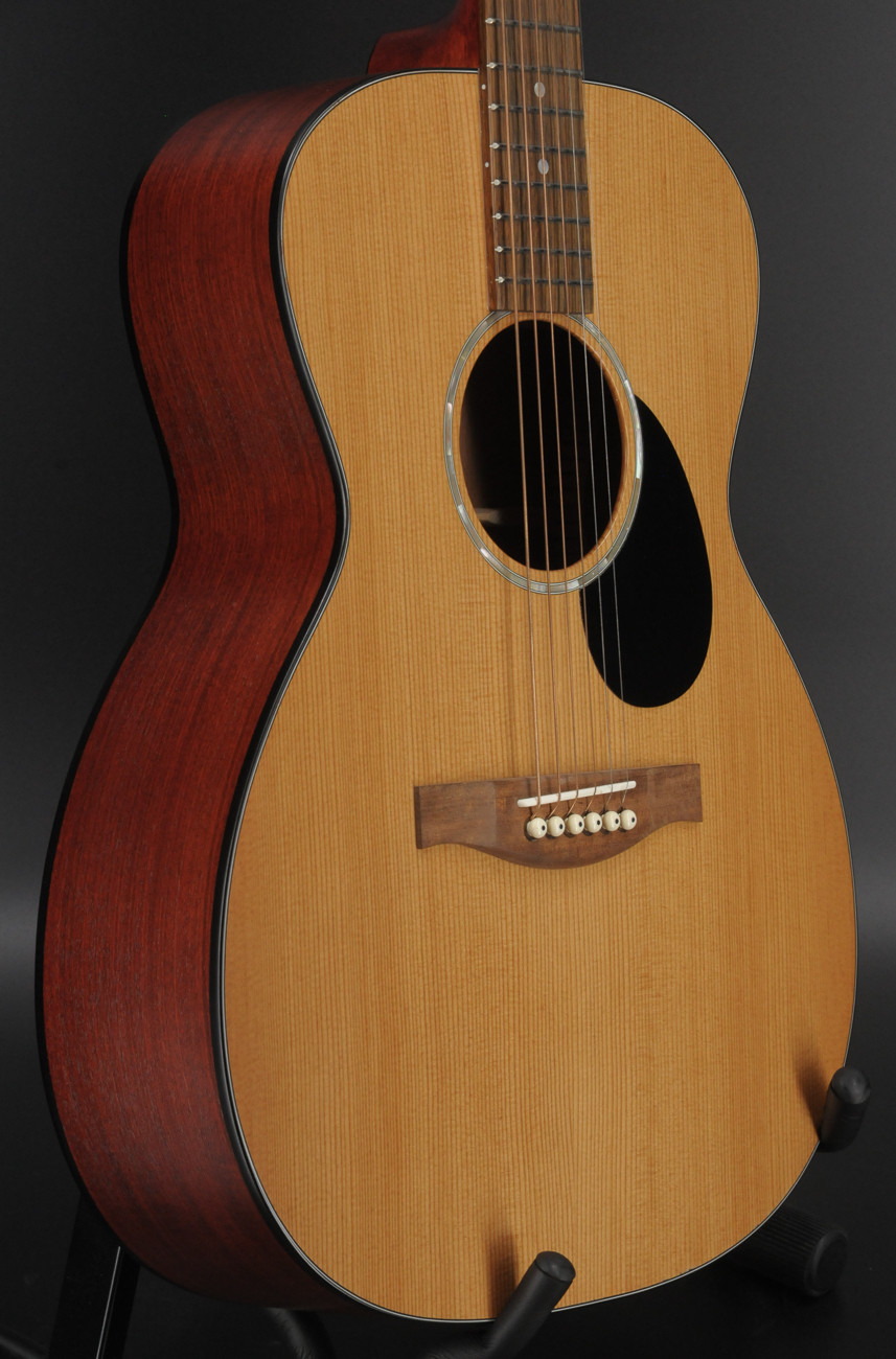 Eastman PCH1-OM - Solid Sitka Spruce/Layered Sapele