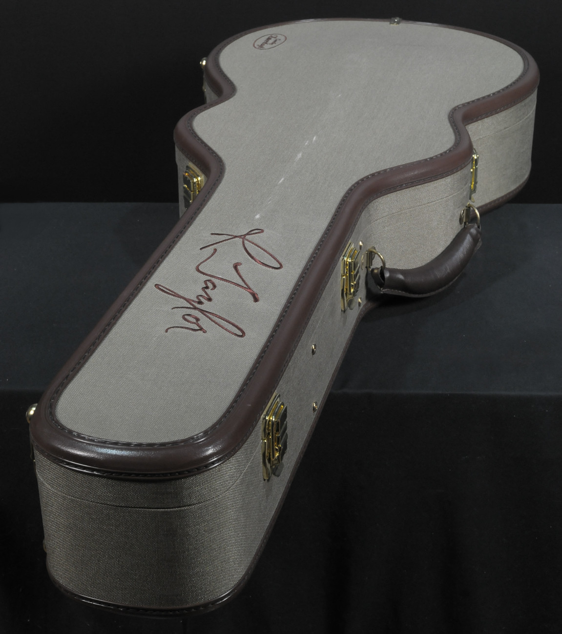 Grand concert guitar shop case